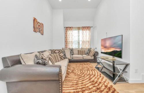 Tranquil Downtown Escape with Backyard - Photo 15