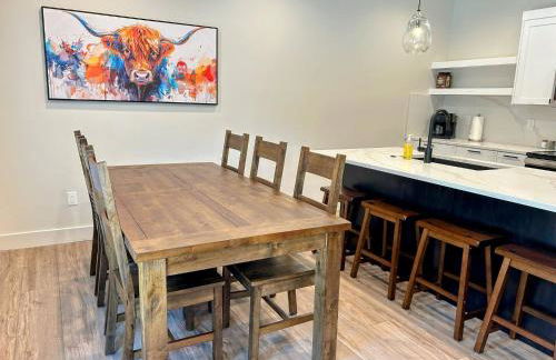 Alpine Escape Luxury Retreat, Hot Tub, Walkable, Mountain Views, 3 King Beds - Foto 11