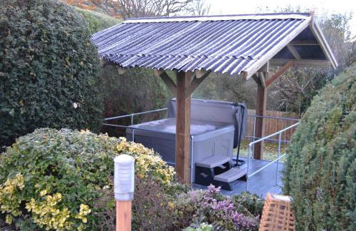 Ty Bach, 1 bedroom home with hot tub and views - Photo 22