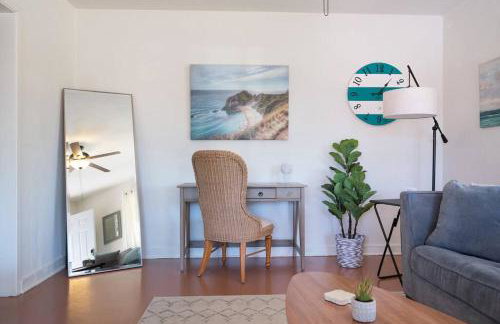 Cali 2BR Getaway Firepit, Yard & Spring Charm - Foto 23