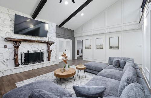 5BD Modern Farmhouse Retreat Sleeps 12 - Photo 3