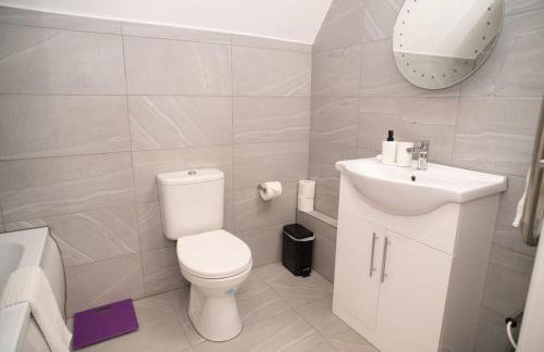 Orchid Lodge - Two Bed Generous Flat - Parking, Netflix, WIFI - Close to Blenheim Palace & Oxford - F4 - Photo 12