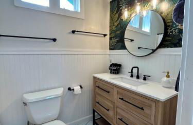 *Boho Bungalow-King-Backyard-Full Kitchen-W/D* - Foto 9