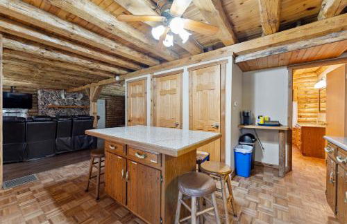 8BR 5BA Huge Dog Friendly Log Cabin near Wisconsin Dells and Lake sleeps 25plus - Foto 12