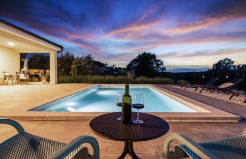 Villa Rok with Private Pool & Sunset Views near Pula - Foto 1