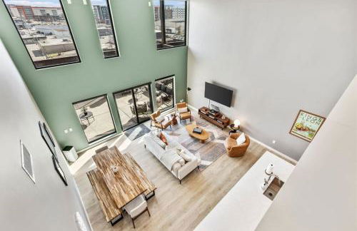 Penthouse Luxury with Pool Patio and City View plus Walk to Broadway - Foto 18