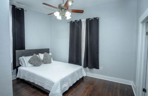 Stunning 2br/1ba Historic Pad Few Steps Downtown - Photo 16