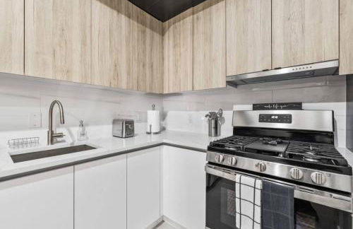 Top Notch 2BR & 2BA Suite Minutes to Central Park - Photo 9