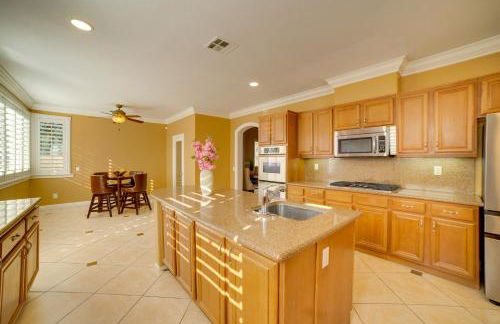 Resort-Style Oasis Expansive Riverside Mansion - Foto 13