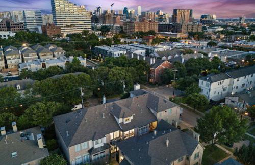 Luxury Oak Lawn Home | Game Room, Parking, Balcony - Foto 40