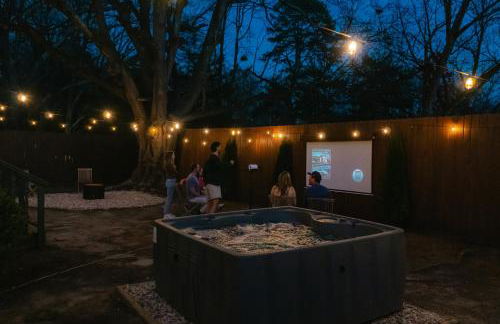 Speakeasy, Hot Tub, Putt Putt, Outdoor Theatre, 8 minutes from Downtown Greenville - Foto 36