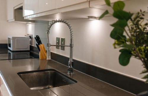 Modern 2 Bedroom with Superking Bed & Balcony views Near Wembley - Foto 24