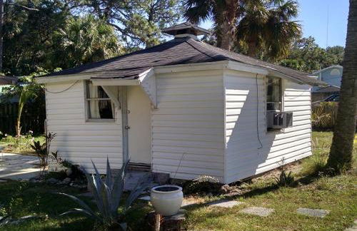1 Beige Cozy Bungalow or 1 White Cozy Efficiency Cottage in Titusville - Foto 31