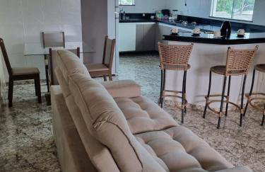 Casa espaçosa, Mobiliada e bem localizada - Foto 1