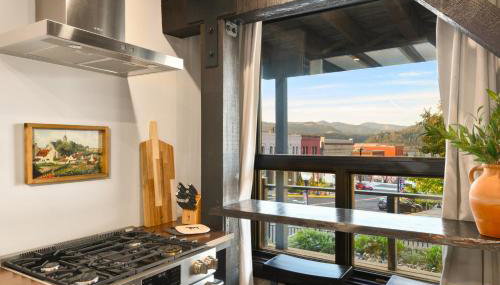 Horsefeathers Hotel - Photo 5, stove
