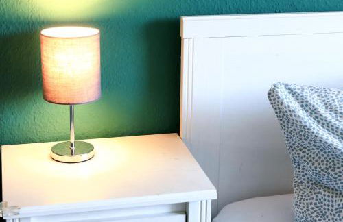 - Forest Retreat Deluxe - 2 Bedroom Apartment - 75 qm - Fully Renovated 2025 with TV & Netflix - King Size Beds - Full Kitchen - Free Parking - Close to Airport & Train - - Foto 15