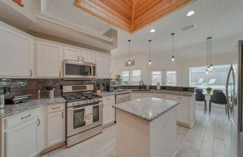 Deluxe Poolside Home, Modern 5BR with Gaming Room - Foto 11