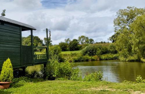 Charming tranquil Shepherds Hut with lakeside balcony 'Roach' - Foto 1