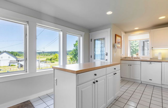 Private Beach Access + Water Views! Sleeps 18, Historic 6bdr Farmhouse w/ Deck - Foto 21