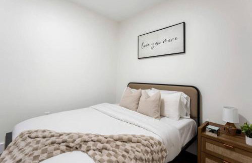 Stylish Lakehouse with Black-and-White Modern Design near Lake Hartwell, Clemson SC - Foto 31