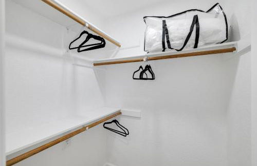 Arlington Entertainment District Home Green & White Door - Foto 54