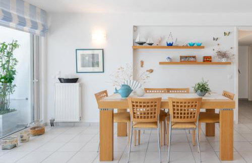 Beachfront Modern Apartment - Photo 6