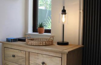 Superb Comfy 2 Bed House, Responsive & Caring Hosts Free WiFi & Parking, Close to MK Centre, Train Station, Santander, Network Rail by Webbhill Stays - Foto 11