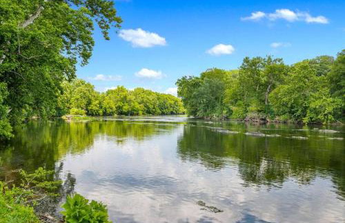Riverside Oasis with Stunning Views, Cozy Firepit! - Photo 3