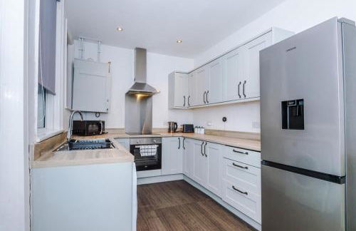 4 Bedroom House in Walkden with Free Parking, by Short Term Digs Short Lets & Serviced Accommodation - Foto 4