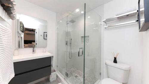 1BD 1BA-Black&White ArtBNB Cottage-Antique Row WPB - Foto 4, towels, Shower