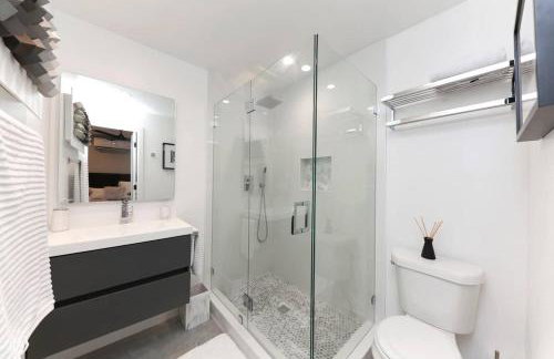 1BD 1BA-Black&White ArtBNB Cottage-Antique Row WPB - Foto 4