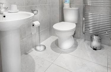 Guildford - 2 Bedroom House - Parking - Photo 14