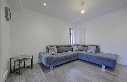 Comfortable 3-Bed Home - Driveway Parking - Foto 12