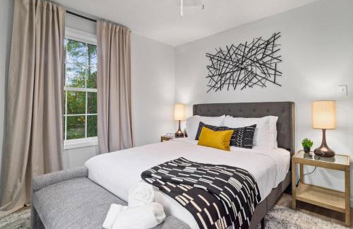 Game Room and Huge Yard with Fire Pit Yard Games and BBQ Near UE and Downtown - Foto 47