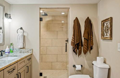 Modern 3BR Condo Walk to Downtown and UT with Parking - Foto 35