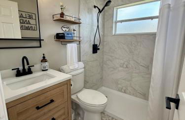 The Country Club Cottage NEW! Space Coast Entire Home! Plenty of Parking! - Foto 33