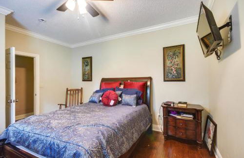 Homey Greenwood Getaway with Patio and Backyard - Foto 15