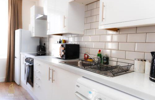 Modern 2BR Apartment - Prime Location Near Beach & Town - Sleeps 5 - Foto 15