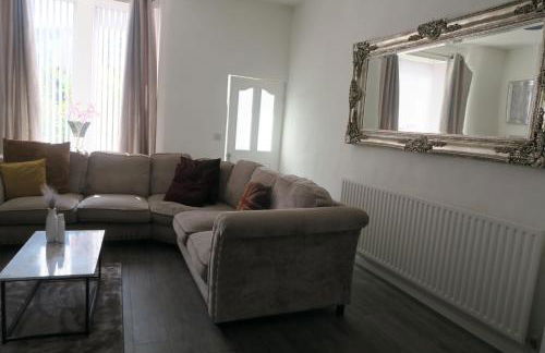 NEW 4 Bed house close to train station and town - Foto 14