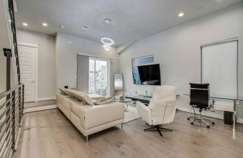 Luxurious Med Cntr/NRG Townhome - Photo 12