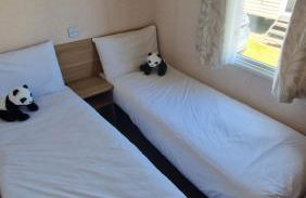 Spacious 6 Berth Caravan with Decking - Photo 6