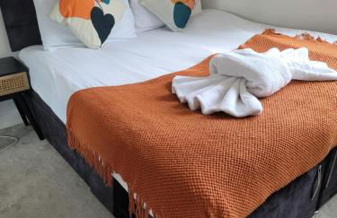 Spacious 4BR House with 2 Bathrooms and 1 WC ideal for Families, Professionals and Relocators near NEC, BHX, HS2 and JLR with Travel Cot, Pets Allowed and Free Parking - The Home Makers Hub - Foto 1