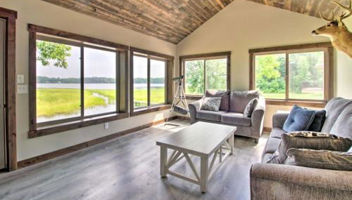 Lakefront Retreat with Dock and Game Room and Deck - Foto 3