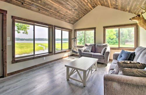 Lakefront Retreat with Dock and Game Room and Deck - Foto 3