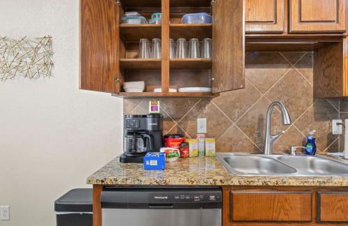 NEW Killeen 8-10 Bd sleeps max 10 ppl 5 min to Fort Hood Families Groups Pets Ok - Professionally Managed by Stay Albatross - Photo 31