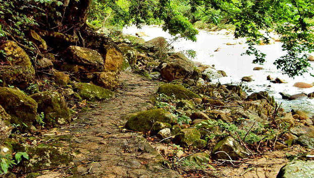Trilha rumo à catarata de Huacamaillo