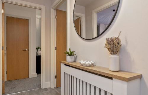 PRIME City Centre Location, THE JUKE BOX SUITE, Secure Gated FREE Parking Space, Unique STYLISH Apartment, AIR CONDITIONING & Two Bathrooms - Photo 30