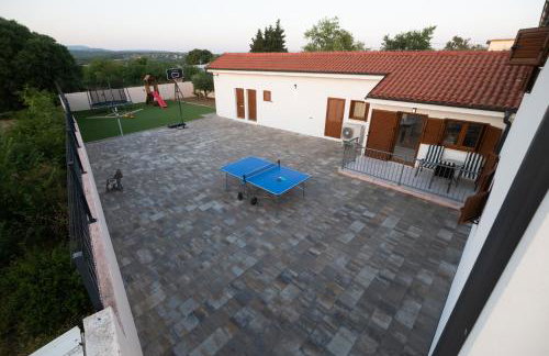 Villa Pietra- Modern rustic poolside oasis - Photo 9