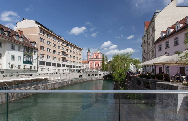 Ljubljana Riverbank Apartment in City Centre! - Photo 12