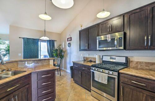 Sleek Vegas Home with Private Pool, Game Room! - Foto 9